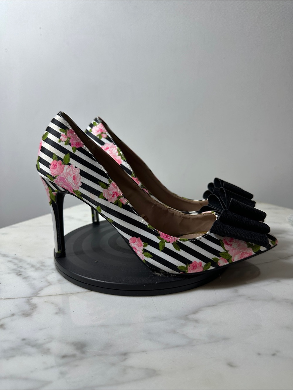 Betsey Johnson Black & White Stripe Pumps with Pink Rose Print and Black Bow - Picture 4 of 8